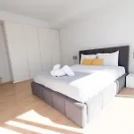 Deluxe Downtown With Spacious Balcony Apartament