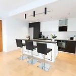 Deluxe Downtown With Spacious Balcony *