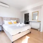 Deluxe Downtown With Spacious Balcony Apartament
