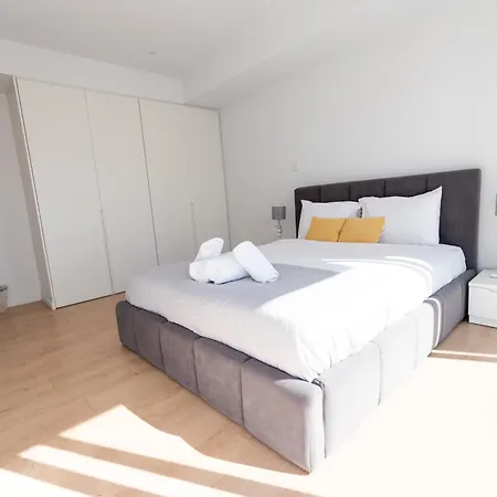 Deluxe Downtown With Spacious Balcony Apartment