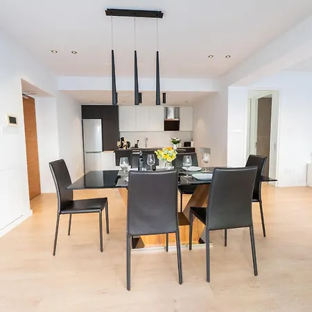 Deluxe Downtown With Spacious Balcony Apartament *