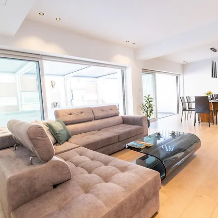 Deluxe Downtown With Spacious Balcony Nikozja