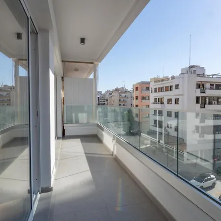 Deluxe Downtown With Spacious Balcony Apartament Nikozja