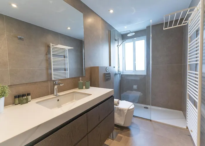 Deluxe Downtown With Spacious Balcony アパート