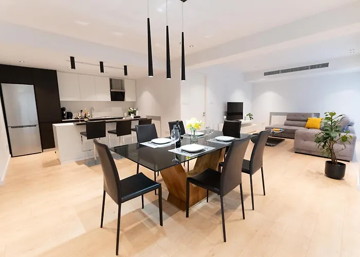 Deluxe Downtown With Spacious Balcony *