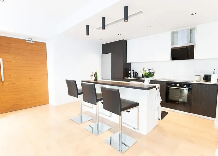 Deluxe Downtown With Spacious Balcony アパート