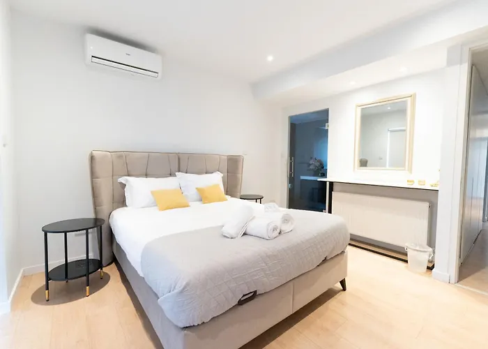 Deluxe Downtown With Spacious Balcony * ニコシア