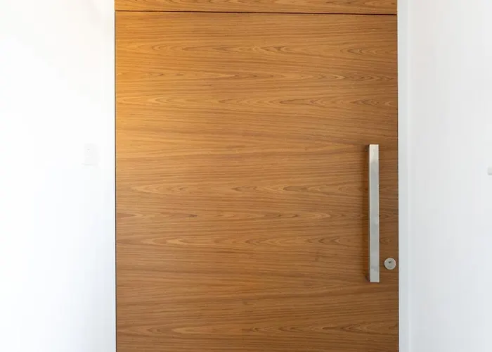 Deluxe Downtown With Spacious Balcony ニコシア