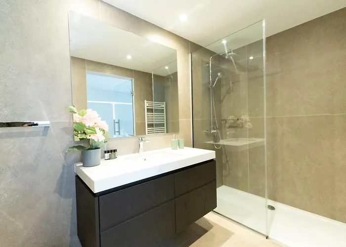 Deluxe Downtown With Spacious Balcony * ニコシア