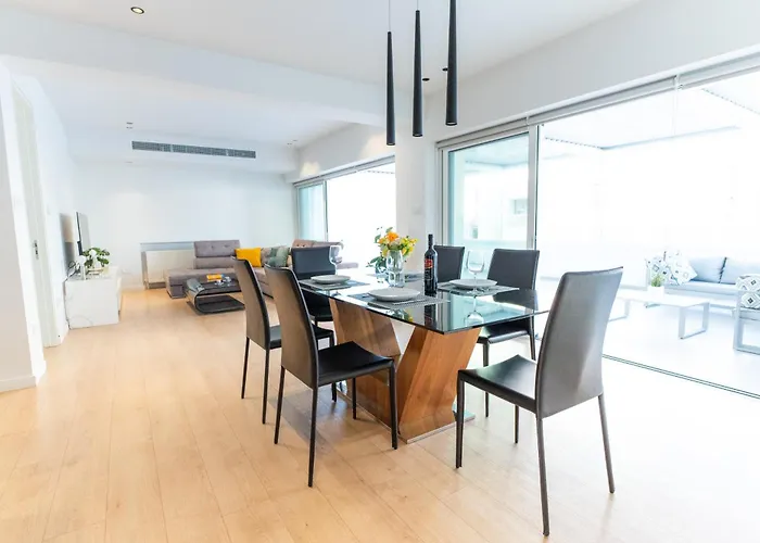 Deluxe Downtown With Spacious Balcony