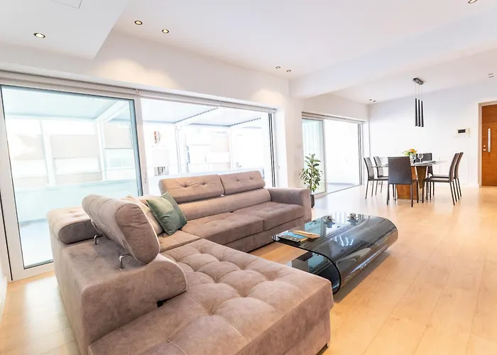 Deluxe Downtown With Spacious Balcony ニコシア