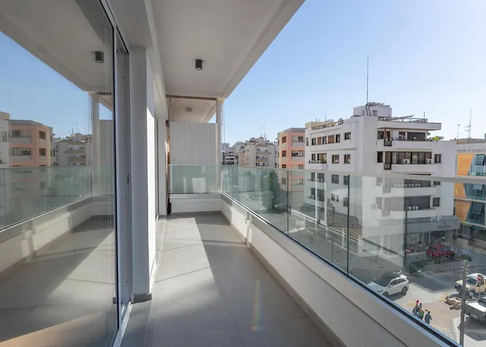 Deluxe Downtown With Spacious Balcony アパート ニコシア