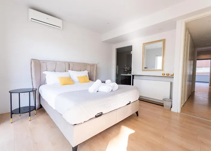 Deluxe Downtown With Spacious Balcony アパート