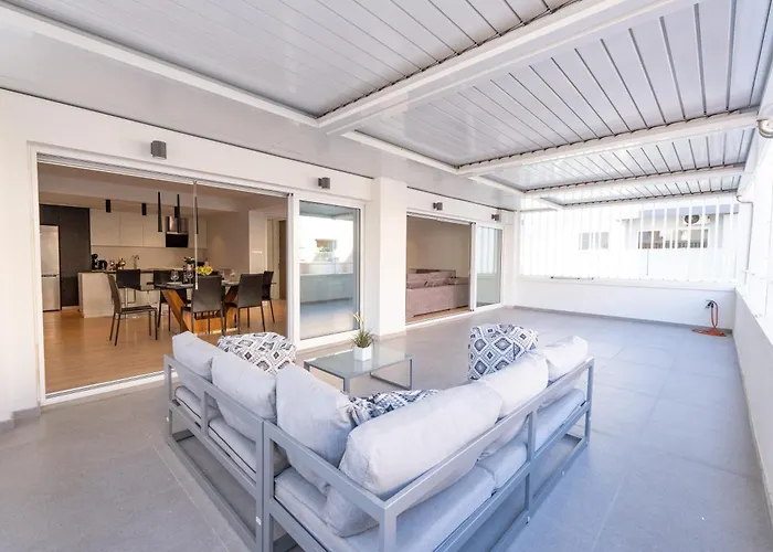 Deluxe Downtown With Spacious Balcony ニコシア