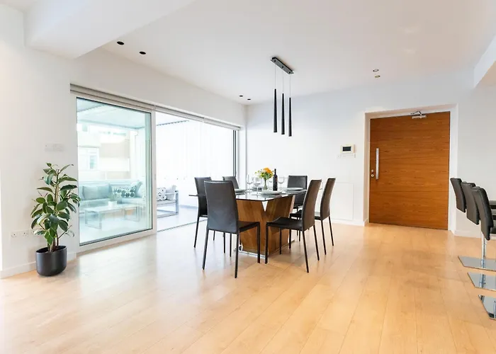 Deluxe Downtown With Spacious Balcony アパート ニコシア