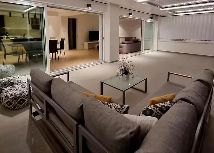 アパート Deluxe Downtown With Spacious Balcony