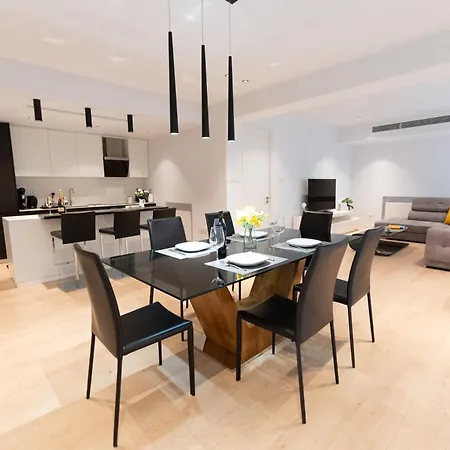 Deluxe Downtown With Spacious Balcony *