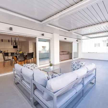 Deluxe Downtown With Spacious Balcony Apartman